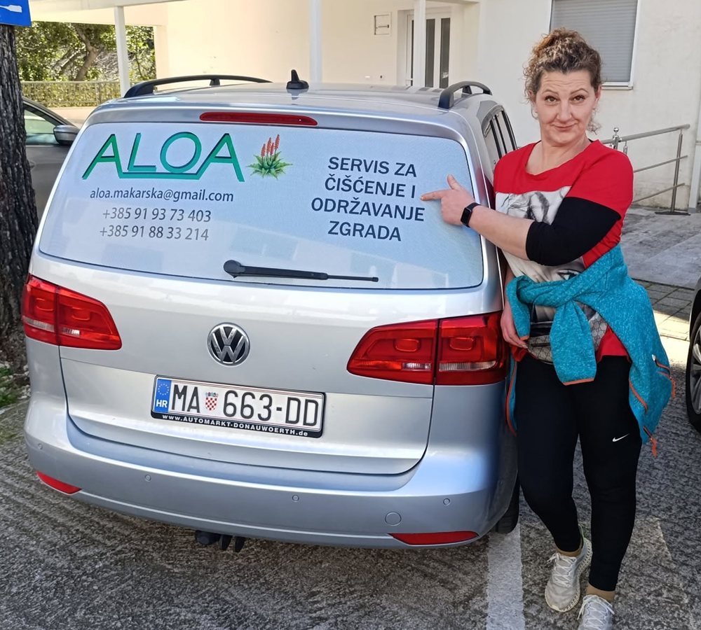 Vlasnica Dunja Cerić uz službeno vozilo Aloa servisa za uređenje okoliša i održavanje zgrada