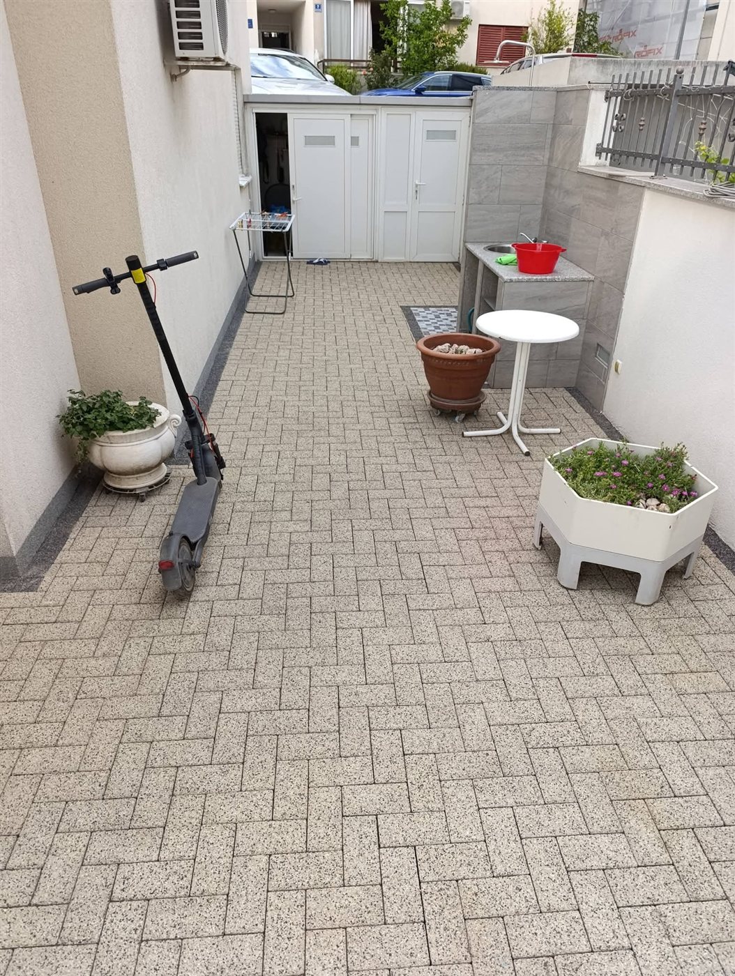 Poslije: svijetle i potpuno čiste betonske kocke dvorišta nakon pranja visokotlačnim strojem